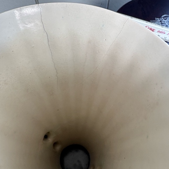 Rumrill 1930's Vintage Cream Vase with Art Deco Scroll Handles - Picture 6 of 8